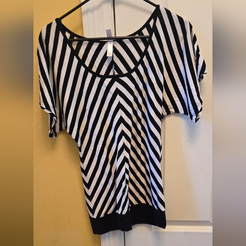 Xhilaration Womens Black and White Chevron Short Sleeve Blouse Y2k Festival